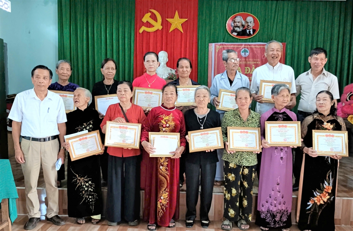 Ông Nguyễn Hồng Khanh, Chủ tịch Hội NCT xã trao Bằng mừng thọ cho NCT tại thôn Nam Hoà, xã Dray Bhăng.