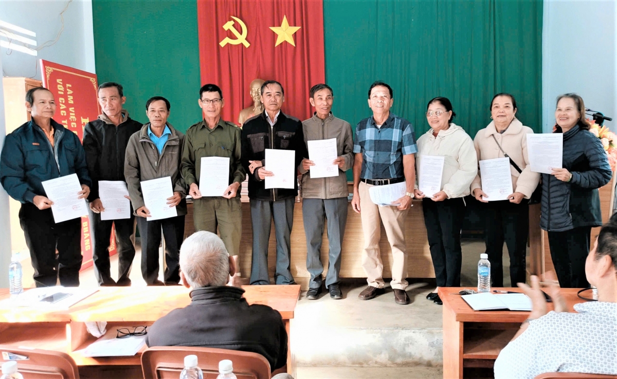 Ông Nguyễn Hồng Khanh, Chủ tịch Hội NCT xã trao Quyết định của BCH Hội NCT xã công nhận chức danh Chi hội trưởng, Chi hội phó nhiệm kỳ 2026-2031 cho 24 Chi hội thôn, buôn