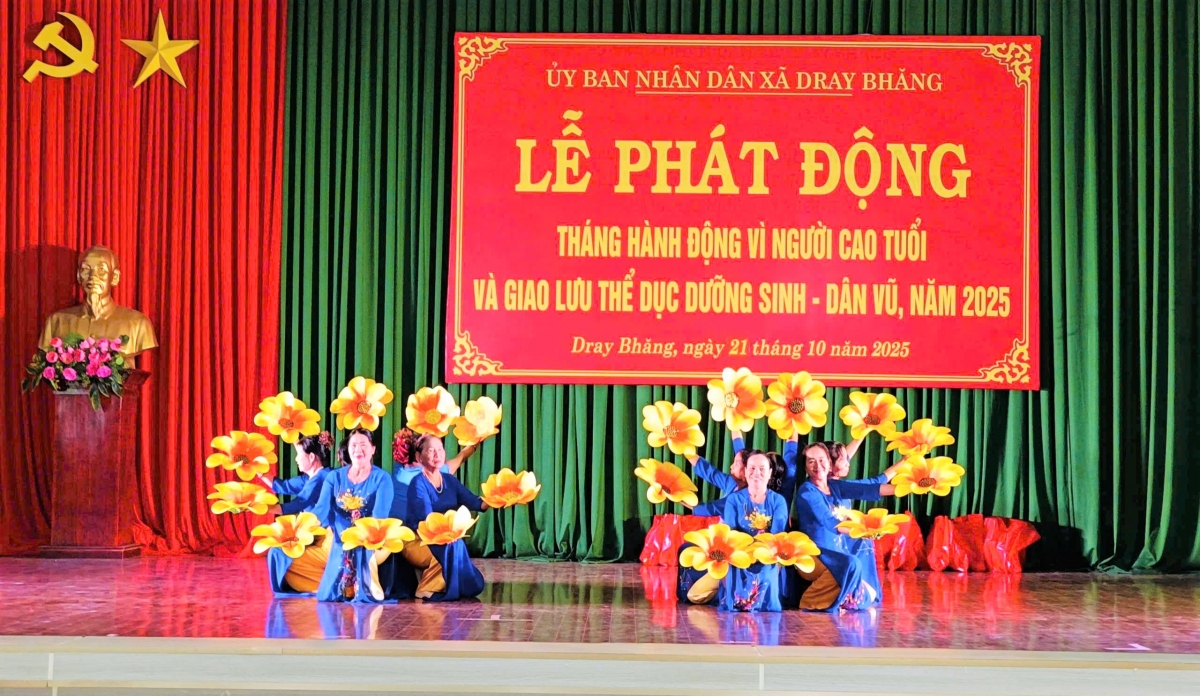 Tiết mục văn nghệ của NCT tại Lễ phát động Tháng hành động Vì NCT Việt Nam xã Dray Bhăng năm 2025