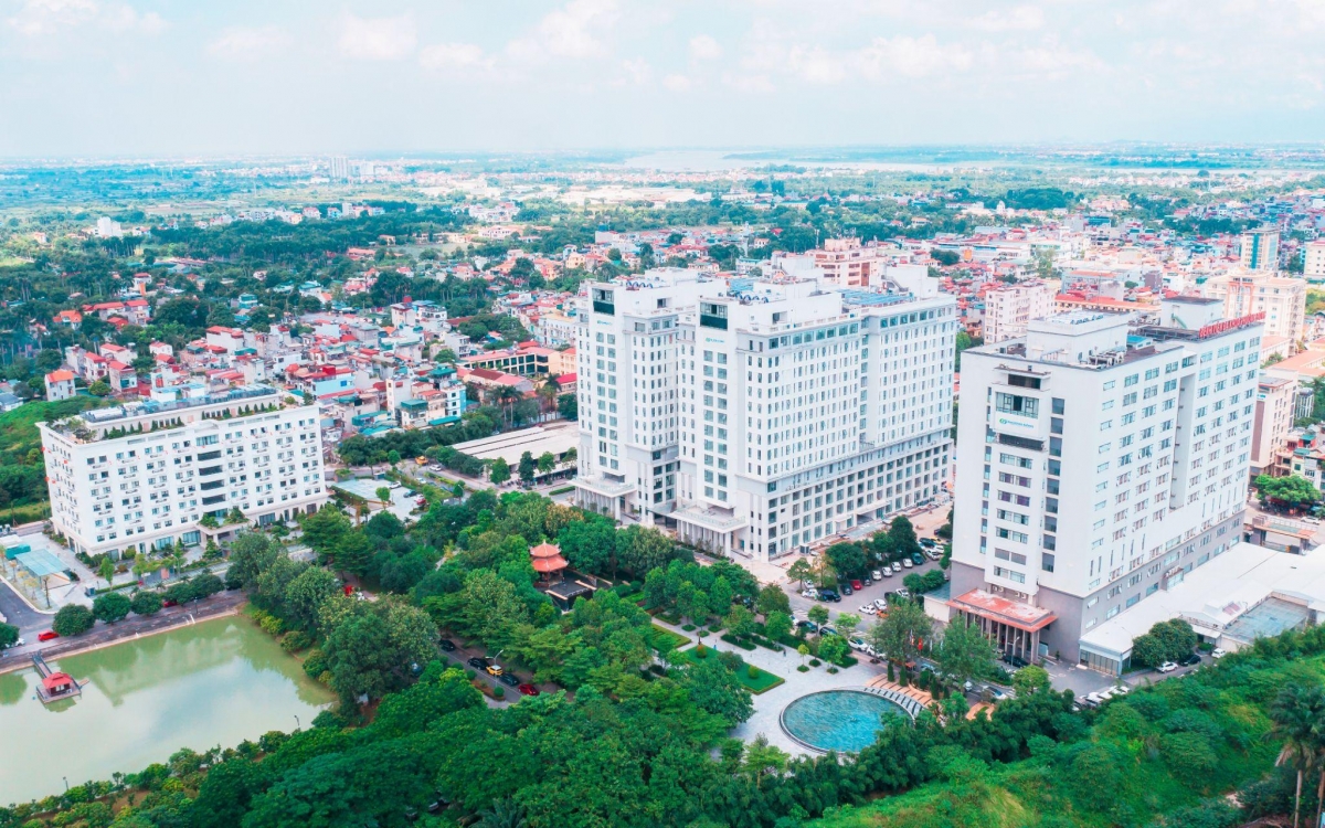 Là đơn vị thuộc Tổ hợp Y tế Phương Đông, BVĐK Phương Đông được xây dựng trên diện tích 10 ha, quy mô lớn hàng đầu khu vực