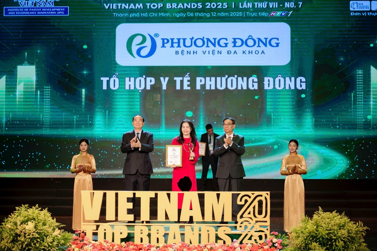 Bà Phùng Thị Nhung - Phó Giám đốc BVĐK Phương Đông, đại diện Bệnh viện nhận danh hiệu Top 10 Thương hiệu hàng đầu Việt Nam 2025