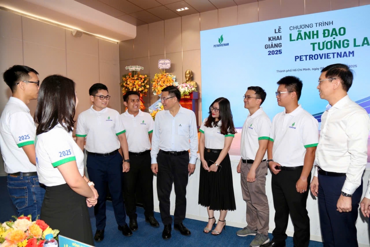 Ông Lê Mạnh Hùng, Chủ tịch HĐTV và Phó Bí thư Thường trực Đảng ủy Petrovietnam Trần Quang Dũng trò chuyện với các học viên trong Lễ khai giảng Chương trình “Lãnh đạo tương lai Petrovietnam 2025”.