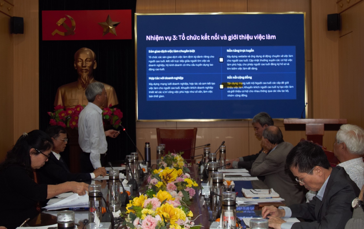 Các đại biểu tham luận tại Hội nghị