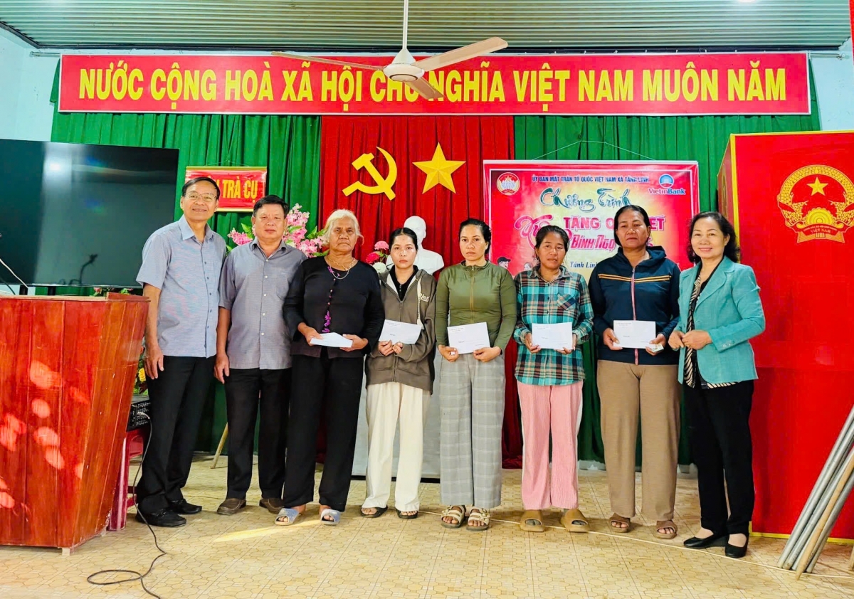 Đoàn của Hội Người cao tuổi rrao quà Tết ở xã Tánh Linh, Lâm Đồng Tết cho các cụ