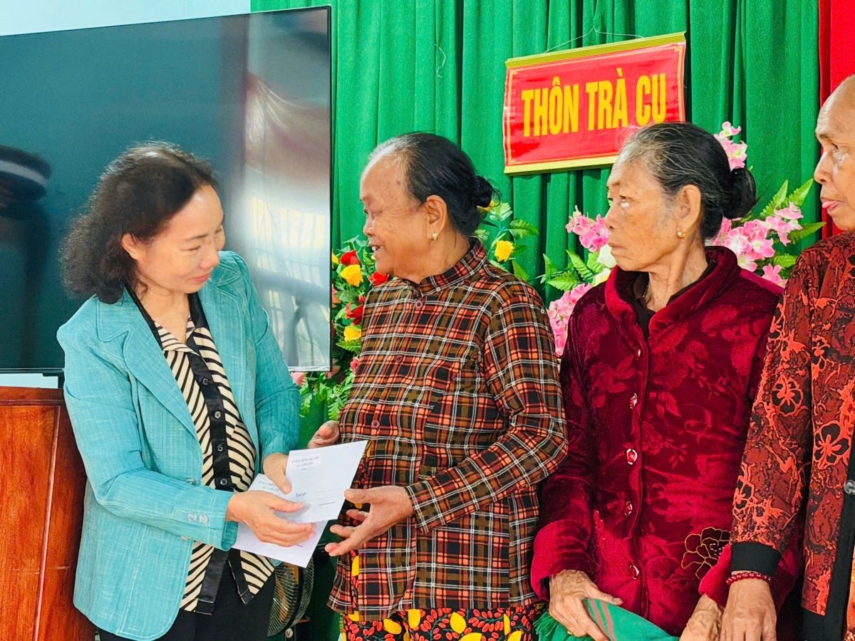 Bà Bguyeenx Thị Phúc- Chủ tịch Hội Người cao tuổi Lâm Đồng trao quà Têt cho các cụ cao tuổi 