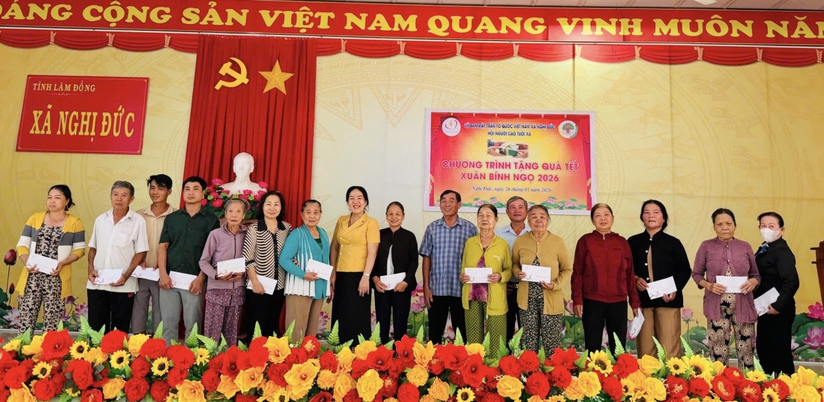Đoàn của Hội Người cao tuổi trao quà cho hội vien NCT ở xã Nghị Đức, Lâm Đồng