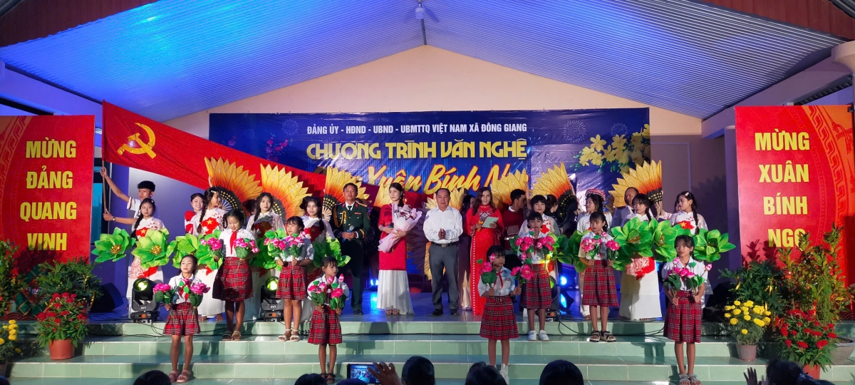 Biểu diễn văn nghệ Mừng Đảng- Mừng Xuân ở xã miền núi Đông Giang, Lâm Đồng
