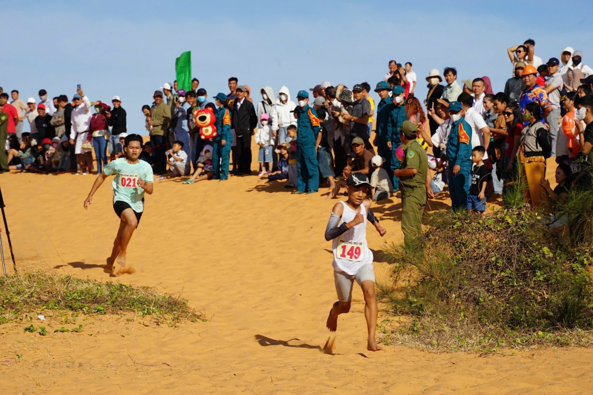 Giải chạy vượt đồi cát Mũi Né, Lâm Đồng thu hút đông khách du lịch và người dân