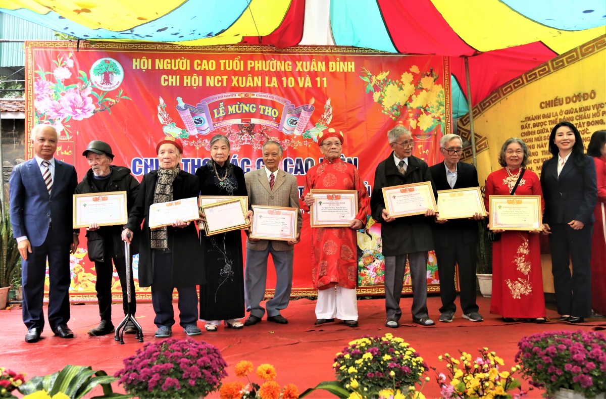 Ông Nguyễn Thế Toàn và bà Bùi Thị Lan Phương trao Bằng mừng thọ, tặng quà các cụ cao niên được mừng thọ