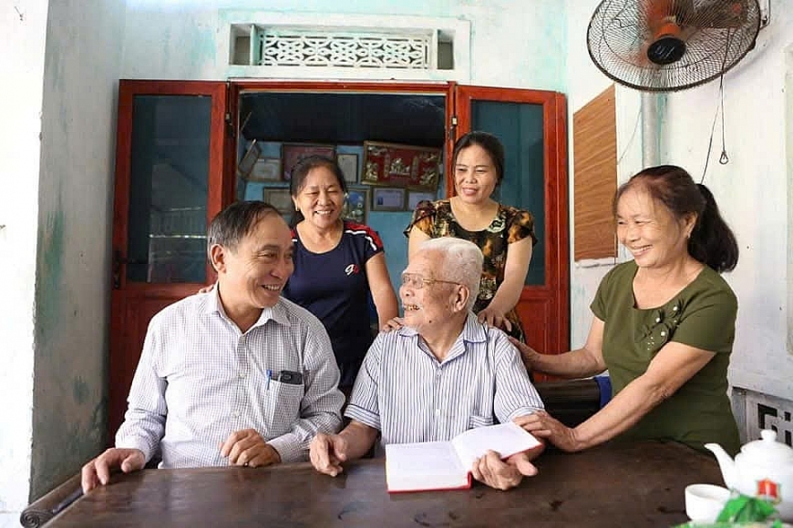 Cụ Cẩn là điểm tựa tinh thần của làng, nhìn cách cụ sống lạc quan, trân trọng từng phút giây, người trẻ thấy mình cần phải tích cực hơn.