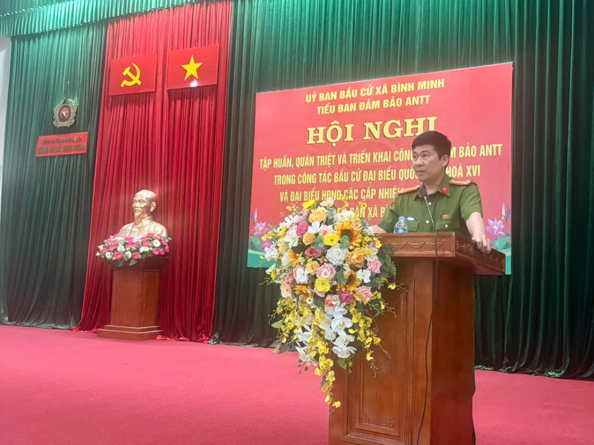 Trung tá Bùi Văn Tứ – Trưởng Công an xã yêu cầu toàn thể cán bộ, chiến sĩ nêu cao tinh thần trách nhiệm, siết chặt kỷ luật, kỷ cương công tác