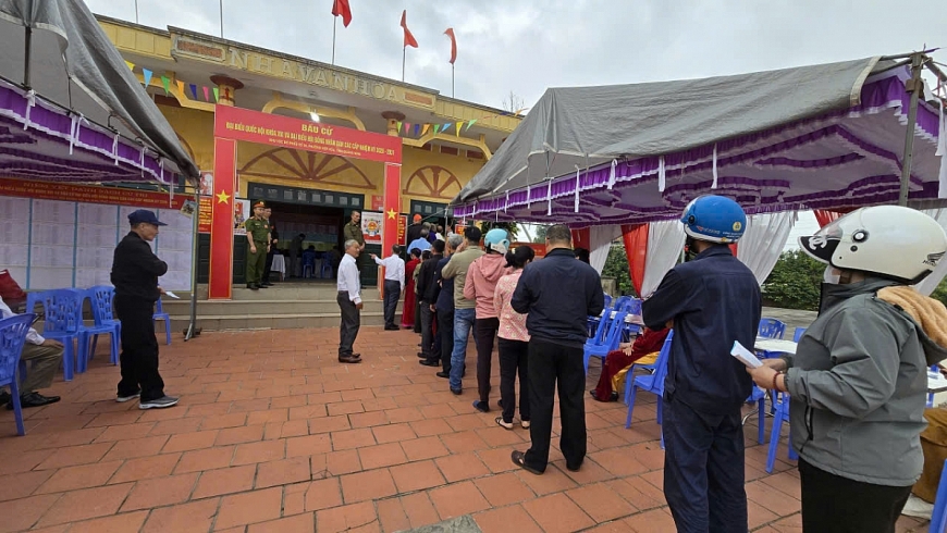 Cử tri Khu vực bầu cử số 36, Khu Hưng Hòa, phường Hiệp Hòa trước phòng bầu cử.