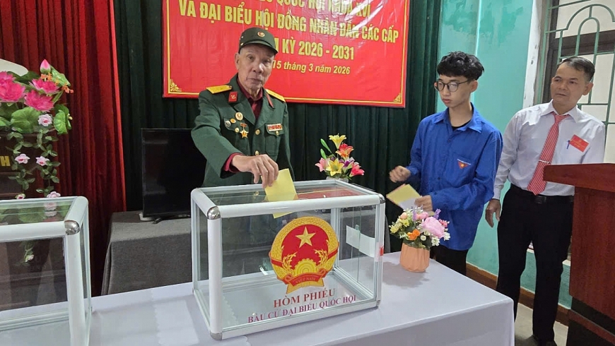            Cụ Vũ Văn Viễn, 82 tuổi, cựu chiến binh, cử tri khu Hưng Hòa, phường Hiệp Hòa, thực hiện nghĩa vụ công dân của mình.