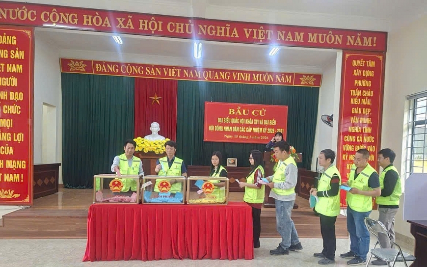  6h40 phút những cử tri đầu tiên trong 1410 cử tri là công nhân thi công Dự án Khu đô thị phức hợp Hạ Long xanh đã hoàn thành quyền nghĩa vụ công dân của mình.