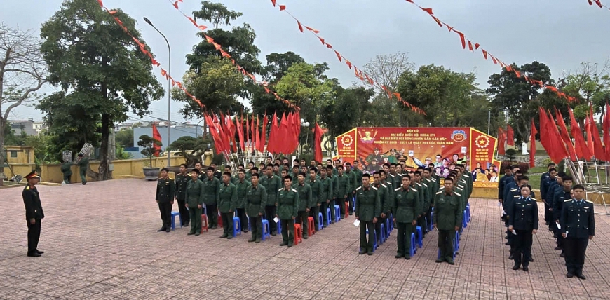            Cử tri Sư đoàn 395 và Tiểu đoàn phòng không 83 trước giờ bầu cử.