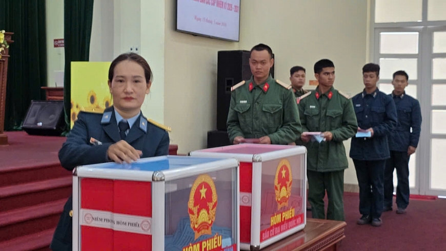        Cử tri Sư đoàn 395 và Tiểu đoàn phòng không 83 thực hiện quyền nghĩa vụ công dân của mình.