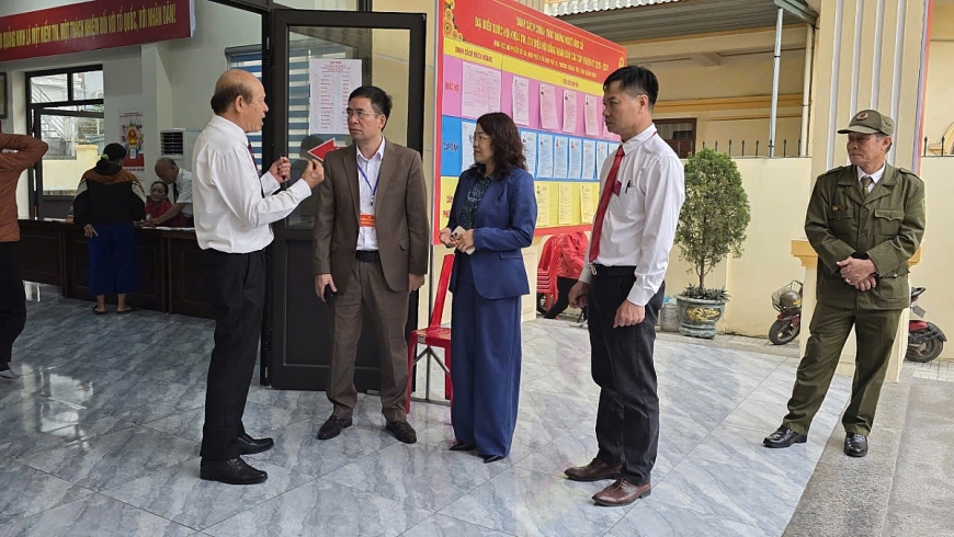 Bà Lê Thị Kim Cúc, Phó Trưởng ban Tuyên giáo và Dân vận Tỉnh ủy Quảng Ninh đi kiểm tra động viên tại khu vực bầu cử số 5, khu 9 - khu 10 phường Quản Yên.