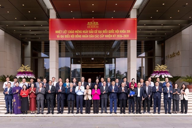 Chủ tịch Quốc hội Trần Thanh Mẫn, Chủ tịch Ủy ban Trung ương MTTQ Việt Nam Bùi Thị Minh Hoài với các đại biểu dự Hội nghị