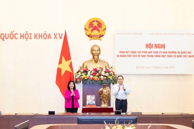 Chủ tịch Quốc hội Trần Thanh Mẫn tặng quà lưu niêm cho Chủ tịch Ủy ban Trung ương MTTQ Việt Nam Bùi Thị Minh Hoài