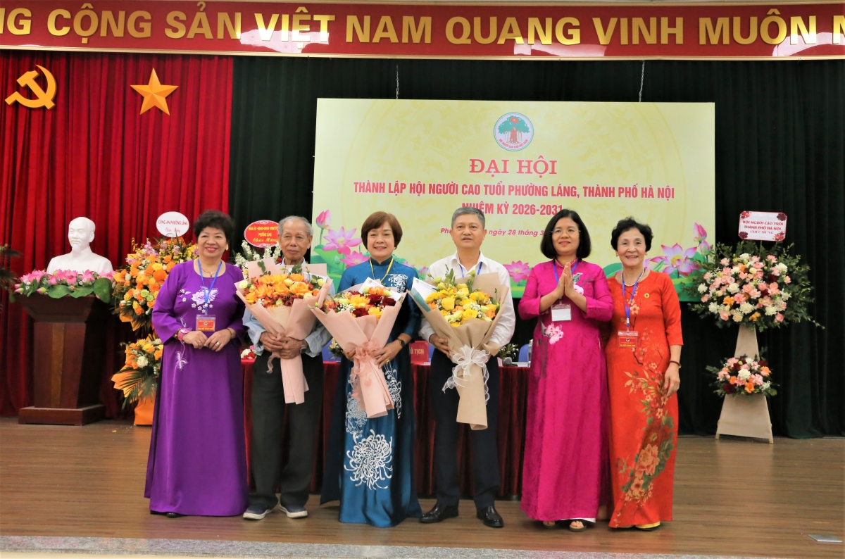 Tặng hoa tri ân cán bộ không tham gia Ban Chấp hành khóa mới