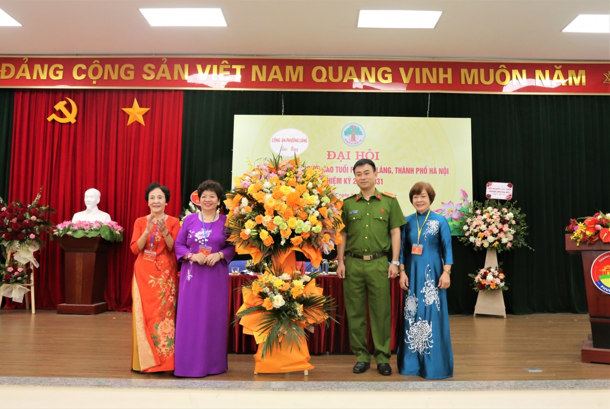 Công an phường Láng tặng hoa chúc mừng