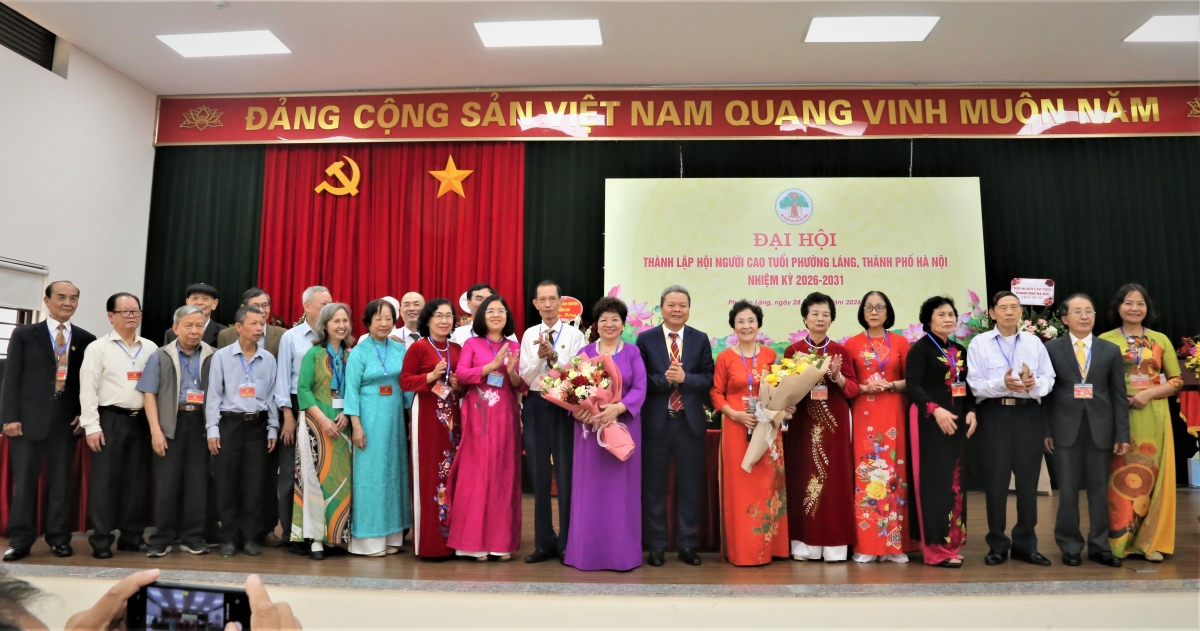 Lãnh đạo Hội NCT TP Hà Nội và lãnh đạo phường Láng tặng hoa chúc mừng Ban Chấp hành Hội NCT phường