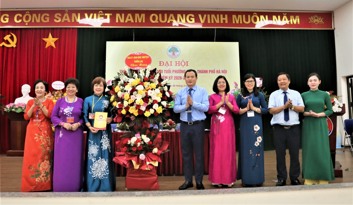 Lãnh đạo phường Láng tặng hoa chúc mừng Đại hội