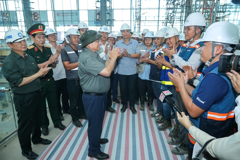 Thủ tướng Phạm Minh Chính động viên các đơn vị thi công dự án Cảng hàng không quốc tế Long Thành.