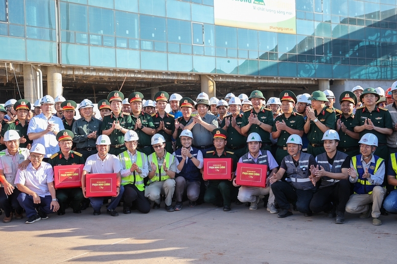 Thủ tướng Phạm Minh Chính tặng quà các đơn vị thi công dự án Cảng hàng không quốc tế Long Thành.