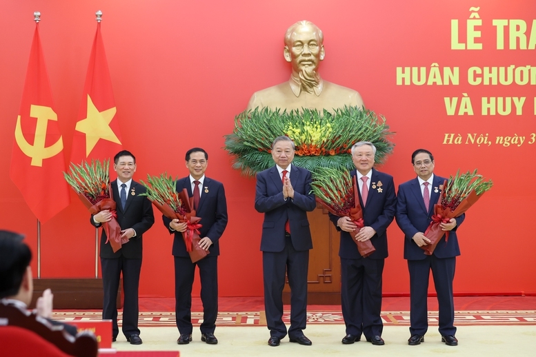 Tổng Bí thư Tô Lâm tặng hoa chúc mừng các đồng chí được nhận Huy hiệu Đảng