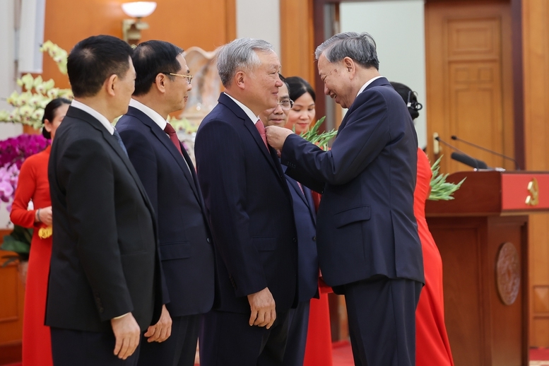 Tổng Bí thư Tô Lâm trao Huân chương Quân công hạng nhất và trao Huy hiệu 45 năm tuổi Đảng tặng đồng chí Nguyễn Hoà Bình, Uỷ viên Bộ Chính trị khoá XIII, Phó Thủ tướng Thường trực Chính phủ