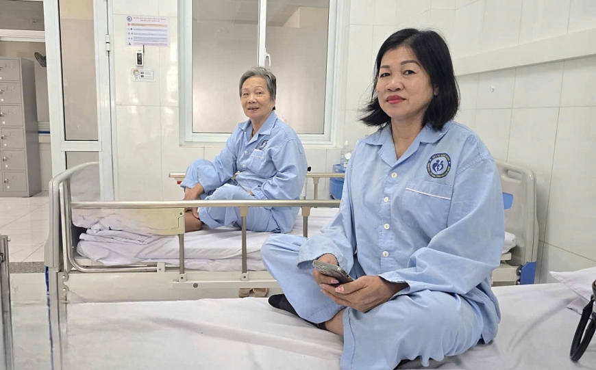          Bà Trần Thanh Hải (người ngồi bên phải) người đang điều trị tại khoa Thần kinh – Cơ xương khớp , Bệnh viện Lão khoa – Phục hồi chức năng.