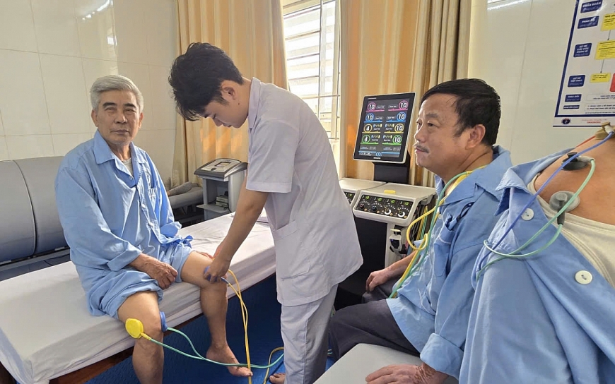  Ông Nguyễn Văn Được đang được nhân viên điều dưỡng Khoa thần kinh – Cơ xương khớp thao tác “điện xung” khớp gối.