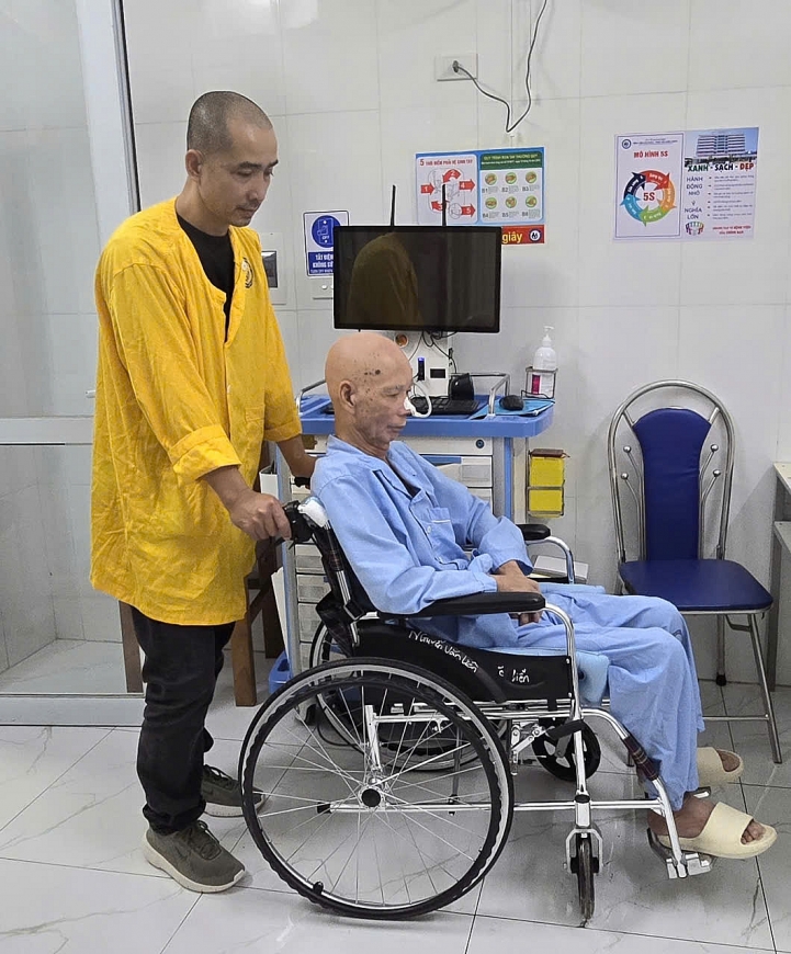 Anh Nguyễn Văn Trung  cùng  bố là ông Nguyễn Văn Liên (Phường Đông Hà - TP. Hải Phòng) tại Bệnh viện Lão khoa  phục hồi chức năng Quảng Ninh.