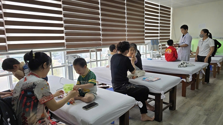  Các cháu chậm nói đang được chỉ định thủ thuật dùng máy để kích thích giọng nói.