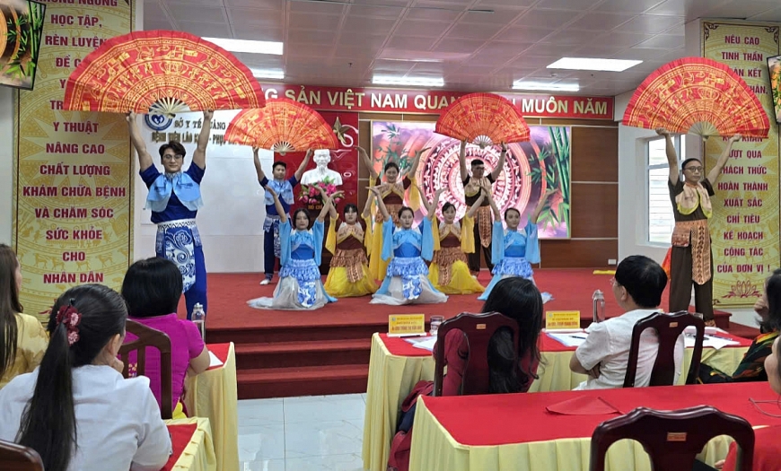     Một  tiết mục trong ngày công diễn văn nghệ của Bệnh viện Lão khoa – phục hồi chức năng.