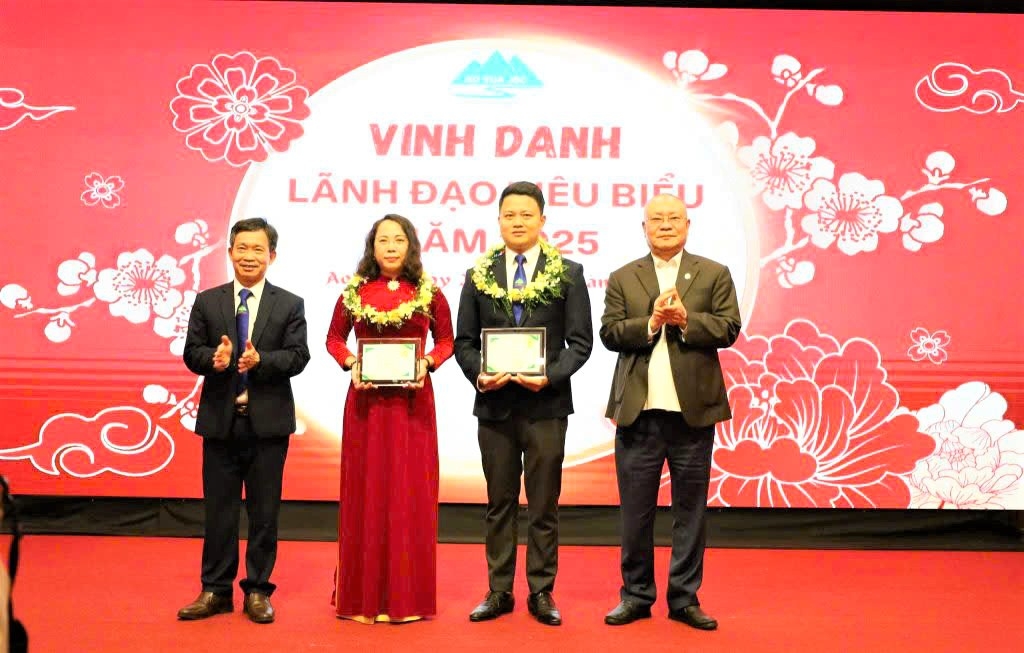 Tổng Giám đốc Nguyễn Mạnh Thản khen thưởng cho lãnh đạo tập thể xuất sắc của Công ty