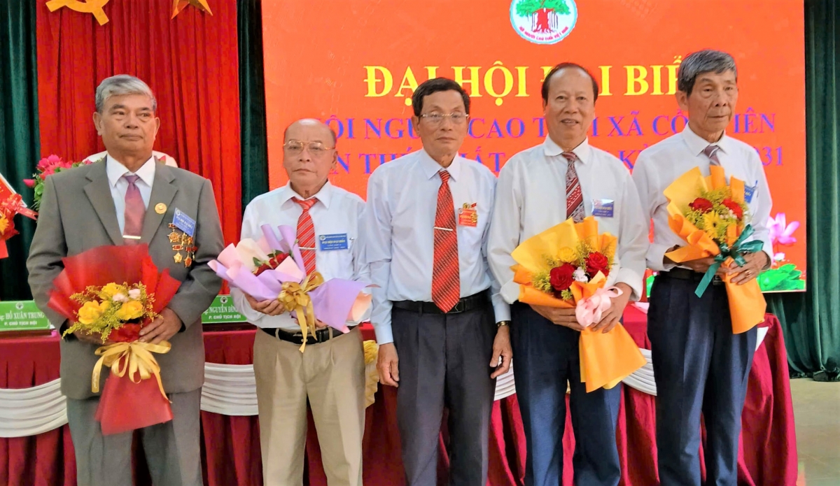 Tặng hoa tri ân cán bộ không tham gia Ban Chấp hành khóa mới