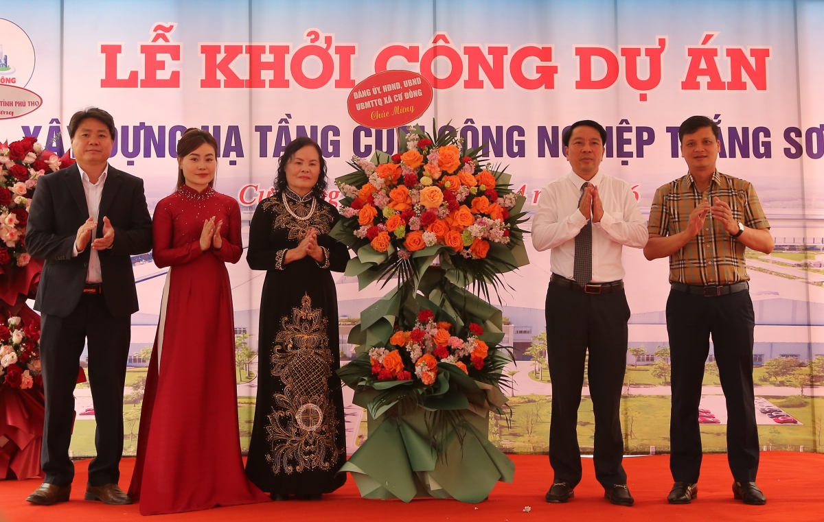 Lãnh đạo xã Cự Đồng tặng hoa chúc mừng