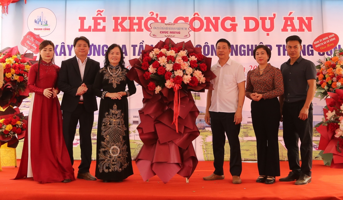 Đại diện các cơ quan, đơn vị, doanh nghiệp tặng hoa chúc mừng