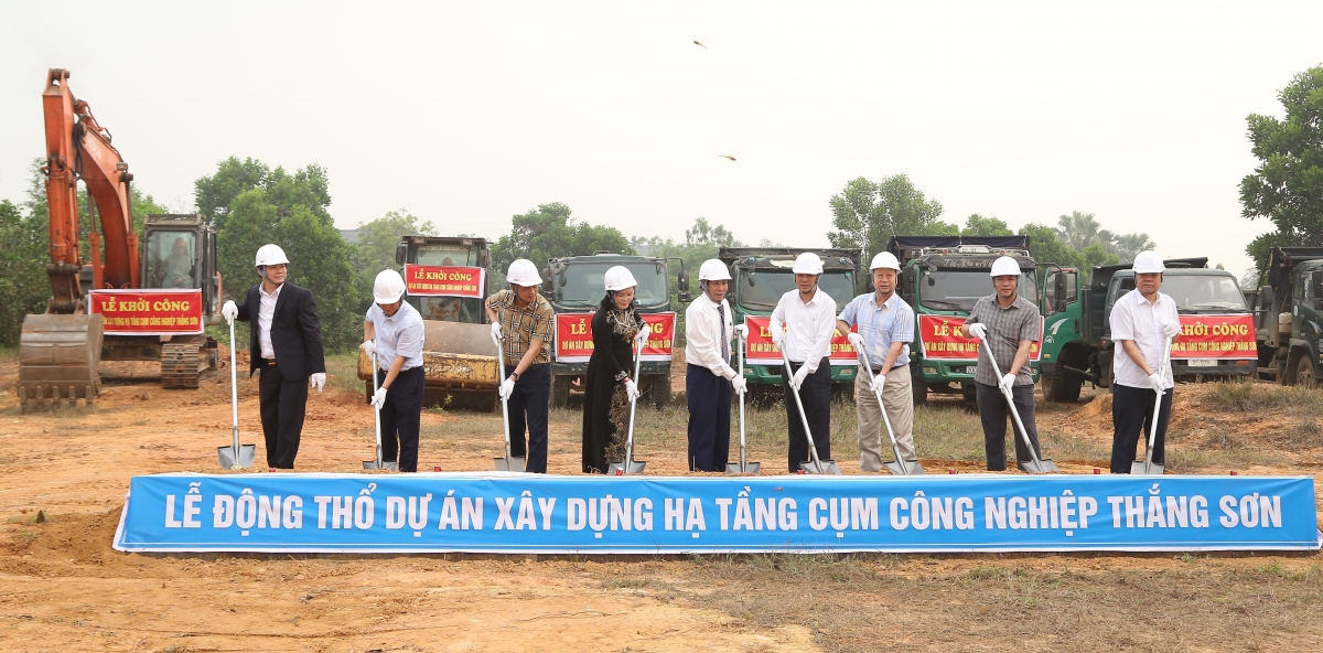 Các đại biểu thực hiện nghi thức khởi công dự án Cụm công nghiệp Thắng Sơn tại xã Cự Đồng, tỉnh Phú Thọ.