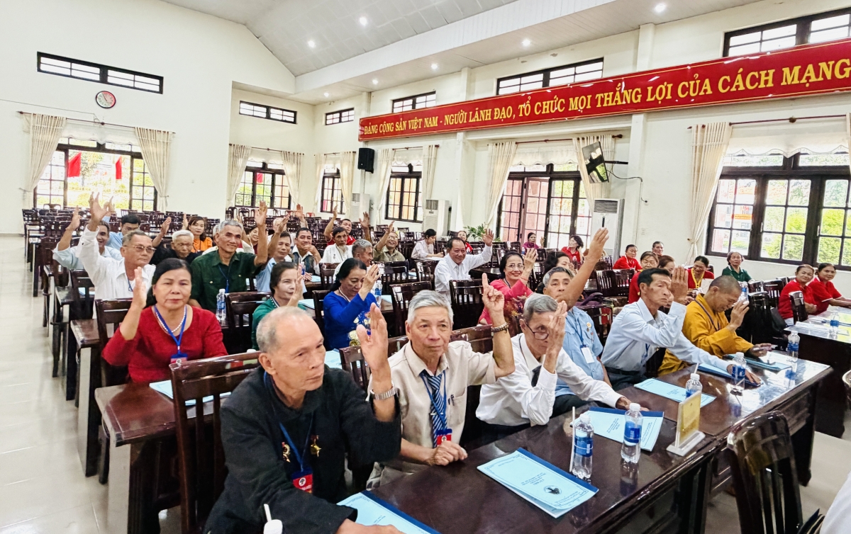 Các đại biểu biểu quyết thông qua Nghị quyết Đại hội