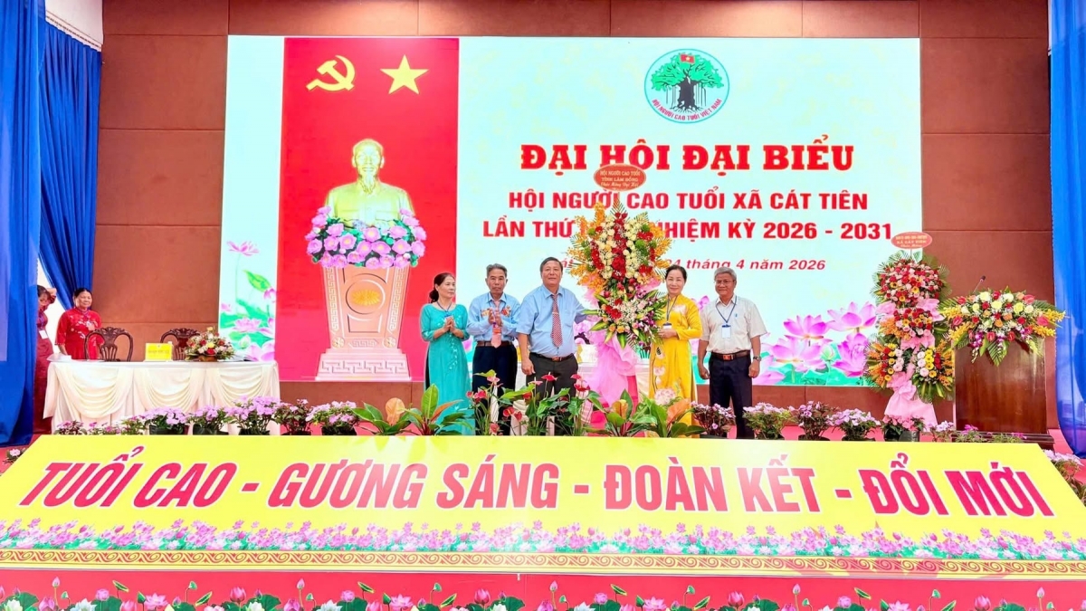 Hội Người cao tuổi tỉnh Lâm Đồng tặng hoa cho Đại hội