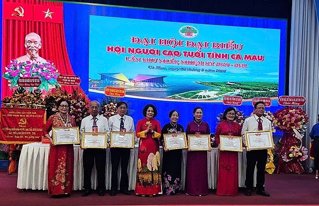 Nhiều tập thể, cá nhân được Trung ương Hội Người cao tuổi Việt Nam khen thưởng vì có thành tích xuất sắc trong công tác chăm sóc người cao tuổi trên địa bàn tỉnh.