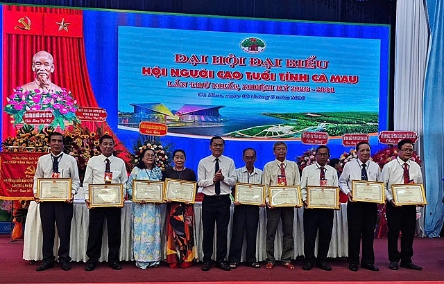 Nhiều tập thể, cá nhân được Chủ tịch UBND tỉnh Cà Mau khen thưởng vì có thành tích tiêu biểu trong công tác chăm sóc người cao tuổi trên địa bàn tỉnh.