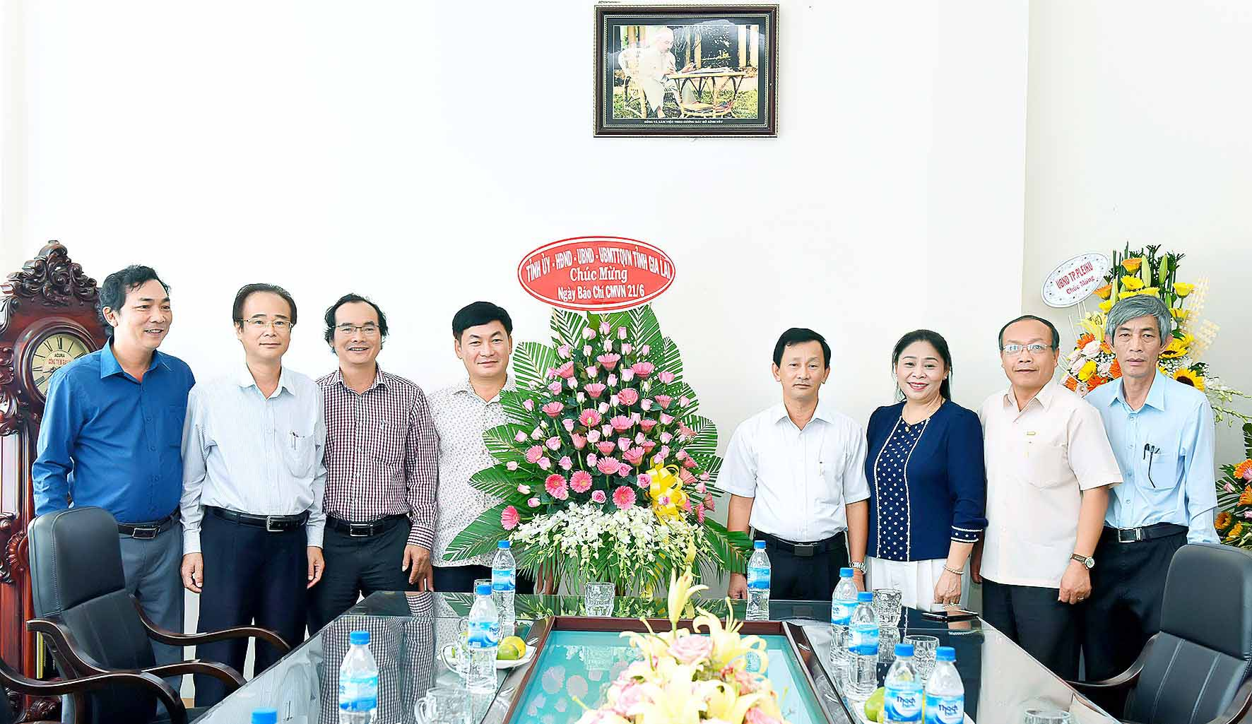 &Ocirc;ng Dương Văn Trang, Uỷ vi&ecirc;n Ban chấp h&agrave;nh Trung ương Đảng, B&iacute; thư Tỉnh ủy, Chủ tịch HĐND tỉnh thăm c&aacute;n bộ, ph&oacute;ng vi&ecirc;n B&aacute;o Gia Lai nh&acirc;n ng&agrave;y b&aacute;o ch&iacute; C&aacute;ch mạng Việt Nam(21-6-2019)(người đứng thứ tư từ tr&aacute;i sang)(ảnh B&aacute;o Gia Lai).