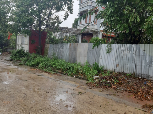 H&agrave;ng r&agrave;o t&ocirc;n do ch&iacute;nh quyền r&agrave;o lại, bao to&agrave;n bộ thửa đất của gia đ&igrave;nh b&agrave; H&ograve;a