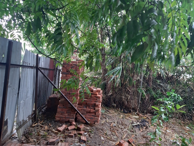 Trong khi đ&oacute;, b&agrave; H&ograve;a định x&acirc;y tường bao th&igrave; bị ch&iacute;nh quyền ngăn cản