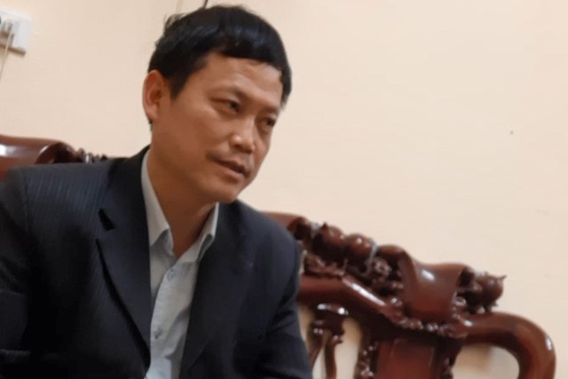 &Ocirc;ng Nguyễn Viết H&ugrave;ng, Chủ tịch UBND x&atilde; Sơn Đồng l&agrave;m việc với ph&oacute;ng vi&ecirc;n