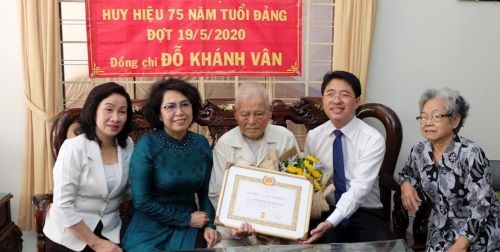TP Hồ Chí Minh: Trao Huy hiệu Đảng cho các đảng viên cao tuổi Đảng